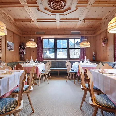 Hotel Dolomites 3*